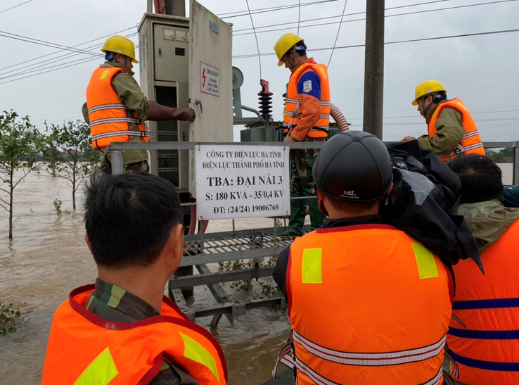 PC Hà Tĩnh: Nỗ lực cấp điện trở lại cho bà con nhân dân sau mưa lũ - Ảnh 6