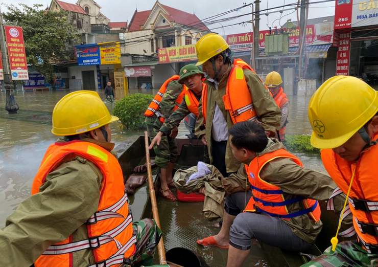 PC Hà Tĩnh: Nỗ lực cấp điện trở lại cho bà con nhân dân sau mưa lũ - Ảnh 7