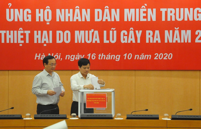 Văn phòng UBND TP Hà Nội ủng hộ đồng bào miền Trung - Ảnh 2