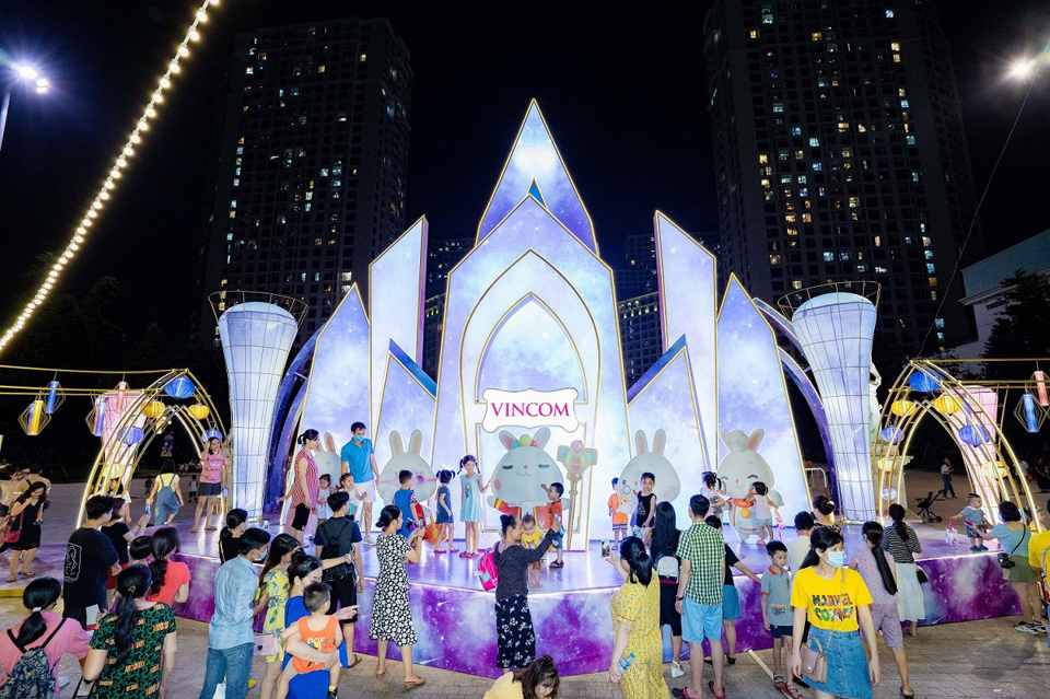 Người dân Thủ đô hào hứng check-in với cây đèn lồng Hoa Đăng lớn nhất Việt Nam - Ảnh 4
