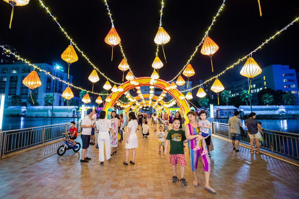 Người dân Thủ đô hào hứng check-in với cây đèn lồng Hoa Đăng lớn nhất Việt Nam - Ảnh 5