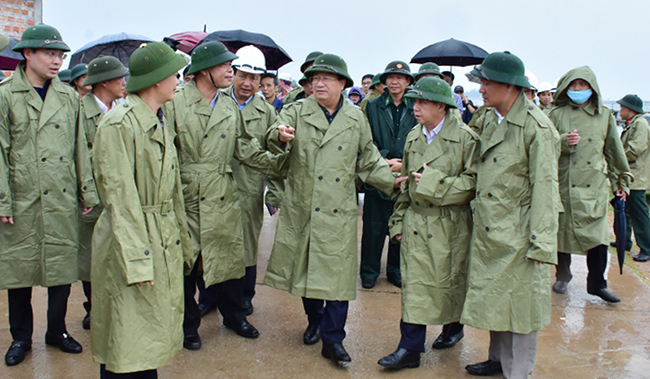 Phó Thủ tướng Trịnh Đình Dũng kiểm tra công tác phòng chống bão số 5 tại miền Trung - Ảnh 1