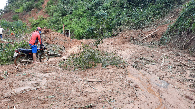 Khẩn cấp tìm đường tiếp tế lương thực cho người dân 2 xã ở Phước Sơn - Ảnh 3