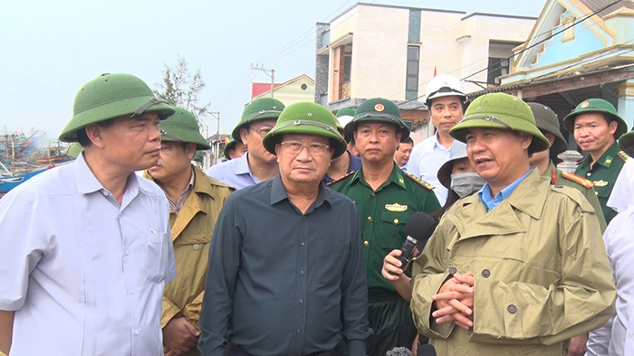 Phó Thủ tướng Trịnh Đình Dũng kiểm tra công tác phòng chống bão số 5 tại miền Trung - Ảnh 2