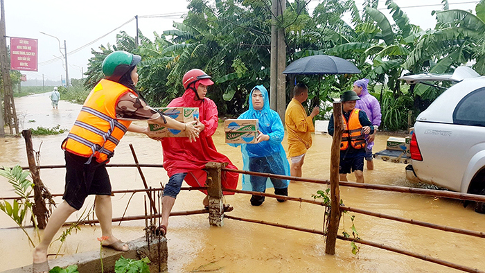 Quảng Trị khẩn trương triển khai ứng cứu, hỗ trợ người dân sau mưa lũ - Ảnh 1