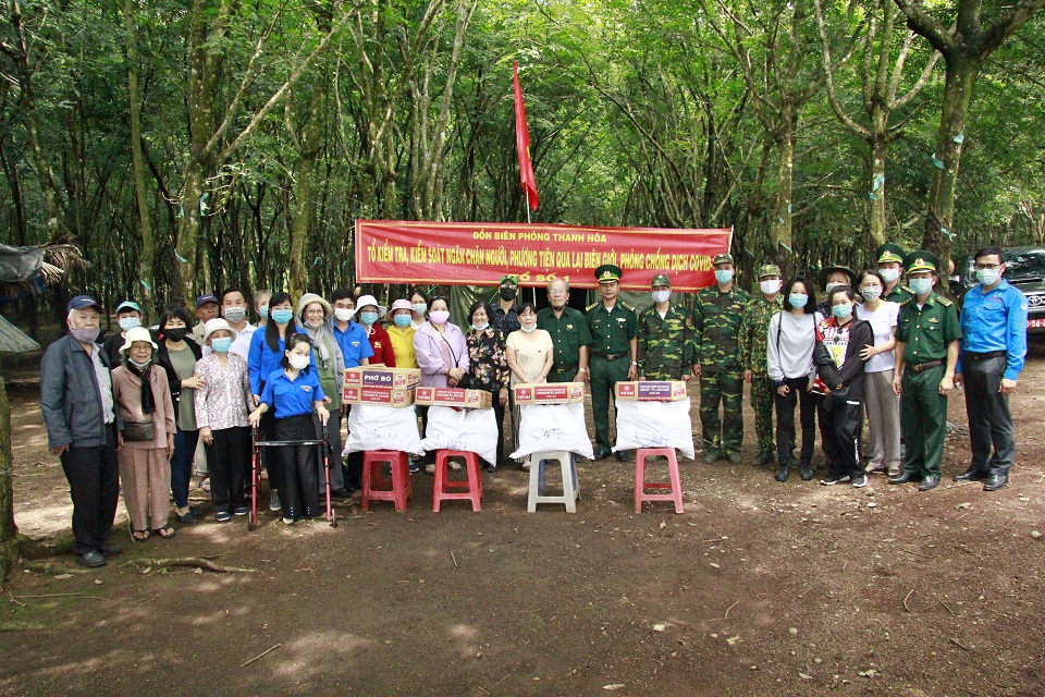 Nhà hảo tâm tặng quà cho bộ đội biên phòng và học sinh nghèo tỉnh Bình Phước - Ảnh 1