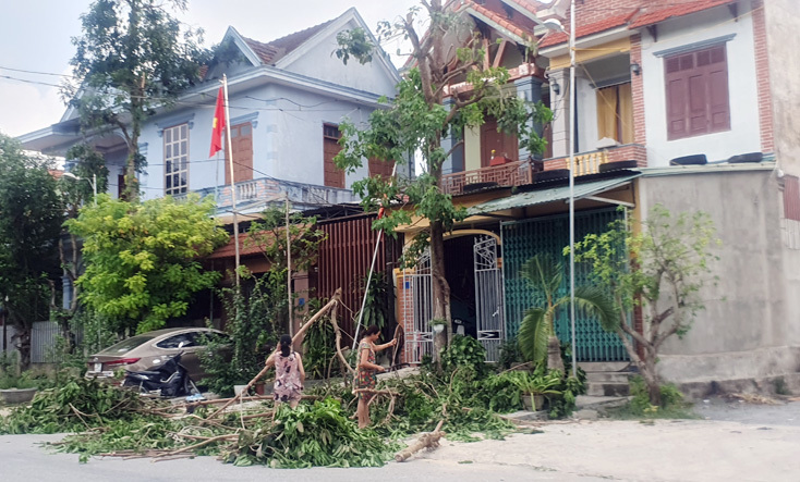 Ảnh hưởng bão số 5, gió lốc làm tốc mái hàng chục ngôi nhà ở Thừa Thiên Huế - Ảnh 3