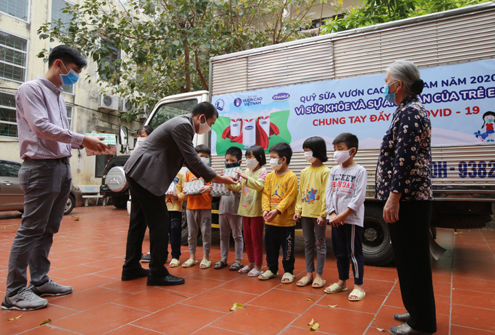 Hành trình trao sữa giữa đại dịch của Quỹ sữa Vươn cao Việt Nam, để mọi trẻ em được uống sữa mội ngày - Ảnh 1