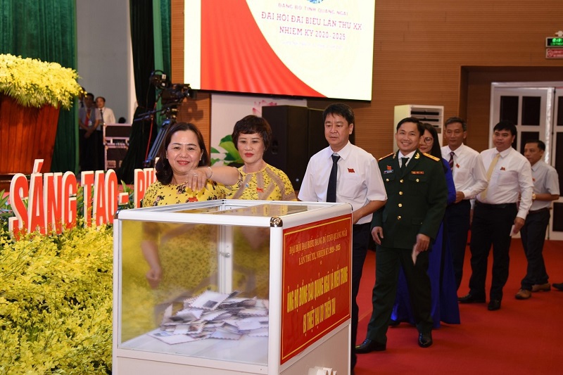 Đại biểu Đại hội đảng bộ tỉnh Quảng Ngãi lần thứ XX ủng hộ đồng bào miền Trung - Ảnh 2