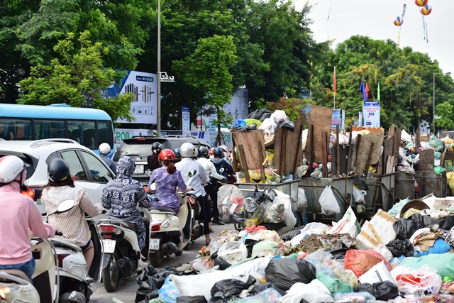 Hà Nội: Điểm tập kết rác cản trở giao thông tại đường Đỗ Đức Dục - Ảnh 3