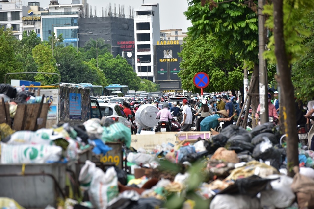 Hà Nội: Điểm tập kết rác cản trở giao thông tại đường Đỗ Đức Dục - Ảnh 4
