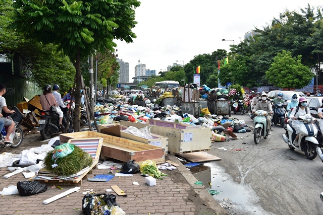 Hà Nội: Điểm tập kết rác cản trở giao thông tại đường Đỗ Đức Dục - Ảnh 2