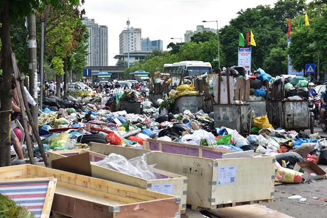 Hà Nội: Điểm tập kết rác cản trở giao thông tại đường Đỗ Đức Dục - Ảnh 6