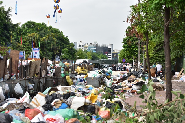 Hà Nội: Điểm tập kết rác cản trở giao thông tại đường Đỗ Đức Dục - Ảnh 5