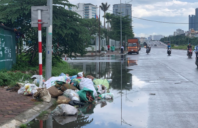 Hà Nội: Rác thải tràn lan tại đường Nguyễn Văn Huyên kéo dài - Ảnh 1