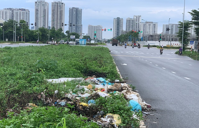 Hà Nội: Rác thải tràn lan tại đường Nguyễn Văn Huyên kéo dài - Ảnh 2