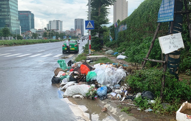 Hà Nội: Rác thải tràn lan tại đường Nguyễn Văn Huyên kéo dài - Ảnh 3