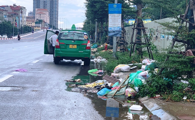 Hà Nội: Rác thải tràn lan tại đường Nguyễn Văn Huyên kéo dài - Ảnh 4