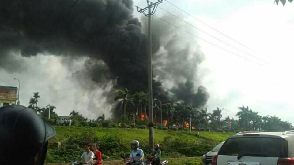 Hà Nội: Cháy dữ dội khu nhà kho cảng Đức Giang, quận Long Biên - Ảnh 2