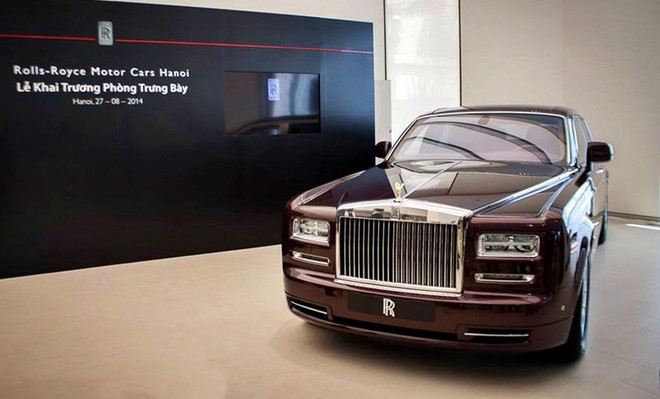 RollsRoyce Phantom Coolest Luxury Tech Features Photos