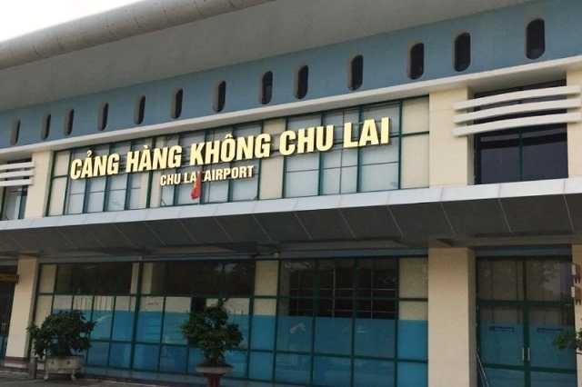 Bão số 9 hất tung mái nhà ga sân bay Chu Lai - Ảnh 1