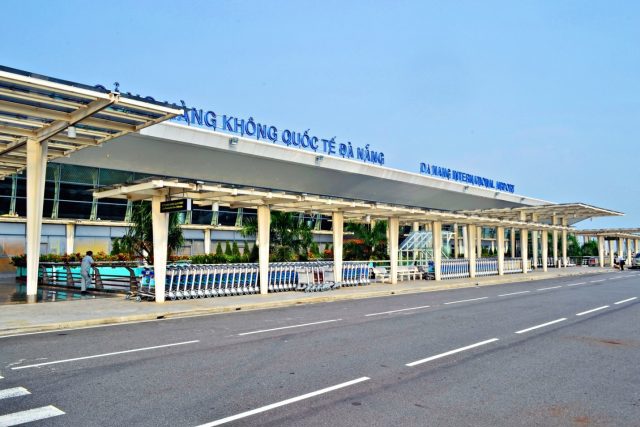 Tạm dừng hoạt động cảng sông Hàn, tăng cường chuyến bay giải tỏa khách rời Đà Nẵng - Ảnh 1