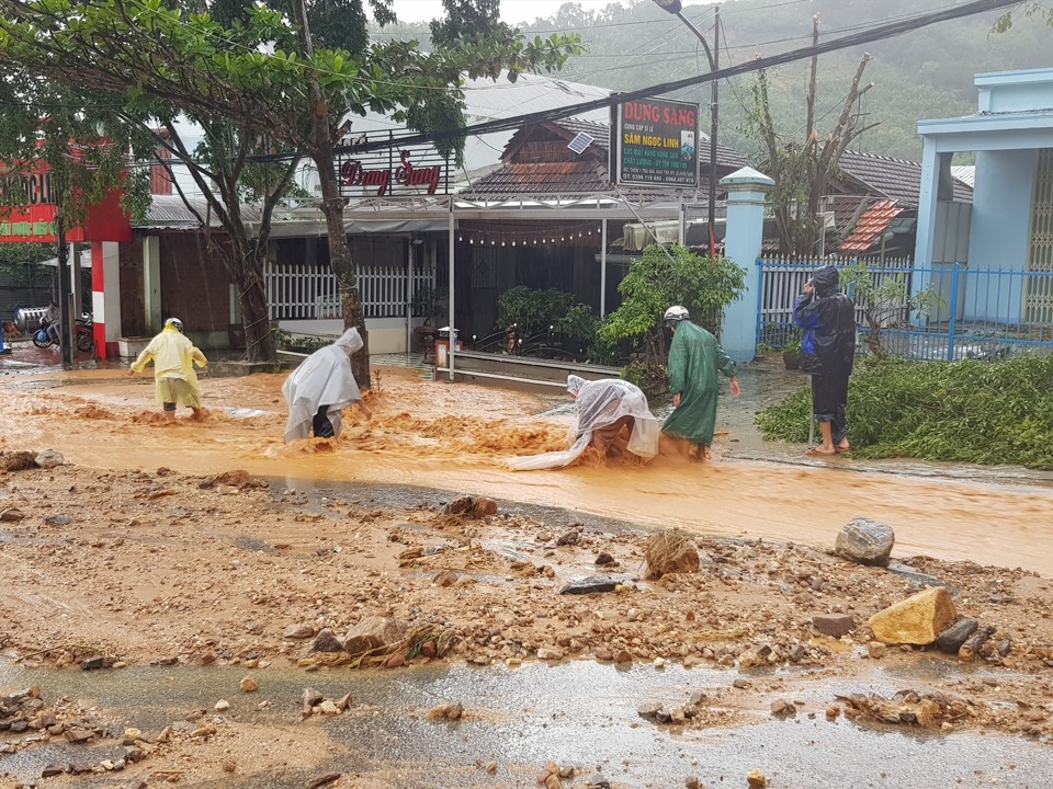 Bão hoành hành ở Quảng Nam- Quảng Ngãi, lũ lên nhanh, nguy cơ sạt lở lớn, nhiều người thương vong - Ảnh 2