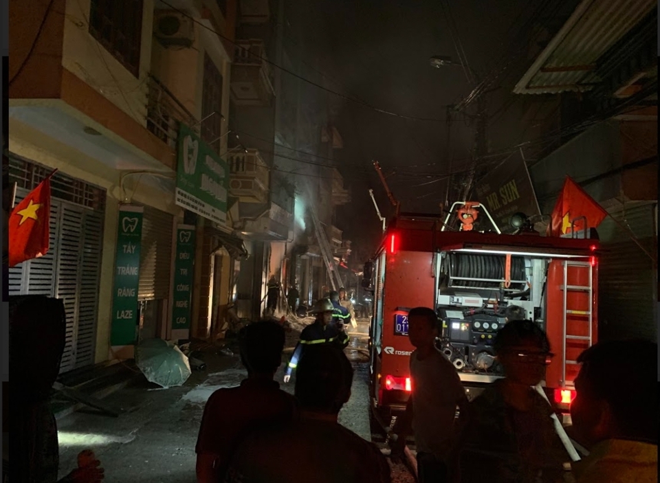 Hà Nội: Cháy lớn tại cửa hàng kinh doanh gas ở Đan Phượng, cảnh sát cứu thoát 5 người mắc kẹt - Ảnh 2