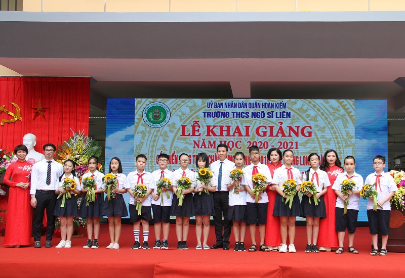 Phó Chủ tịch Thường trực UBND TP Nguyễn Văn Sửu dự lễ khai giảng tại trường THCS Ngô Sỹ Liên - Ảnh 9