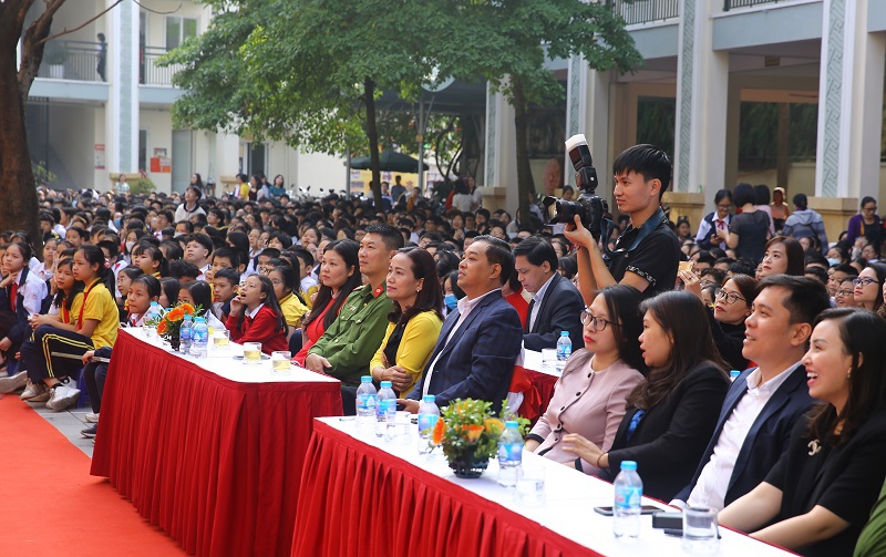 Quận Hoàn Kiếm: Học sinh THCS Nguyễn Du hưởng ứng Ngày Pháp luật Việt Nam - Ảnh 1