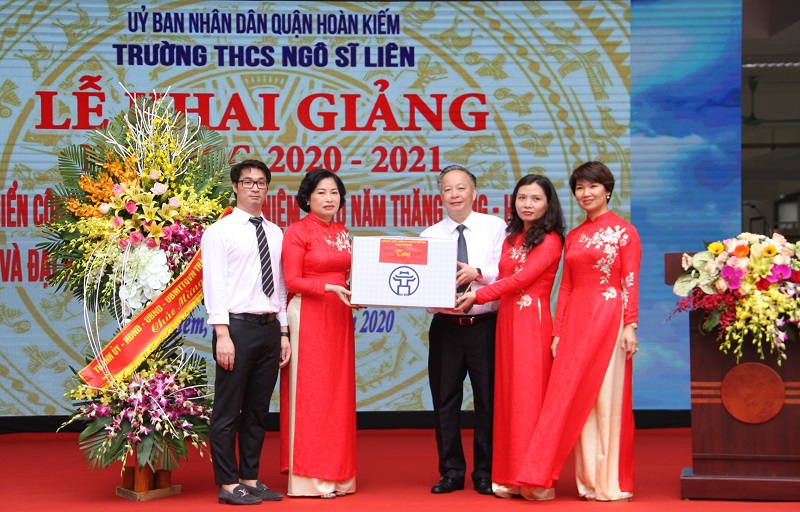 Phó Chủ tịch Thường trực UBND TP Nguyễn Văn Sửu dự lễ khai giảng tại trường THCS Ngô Sỹ Liên - Ảnh 4