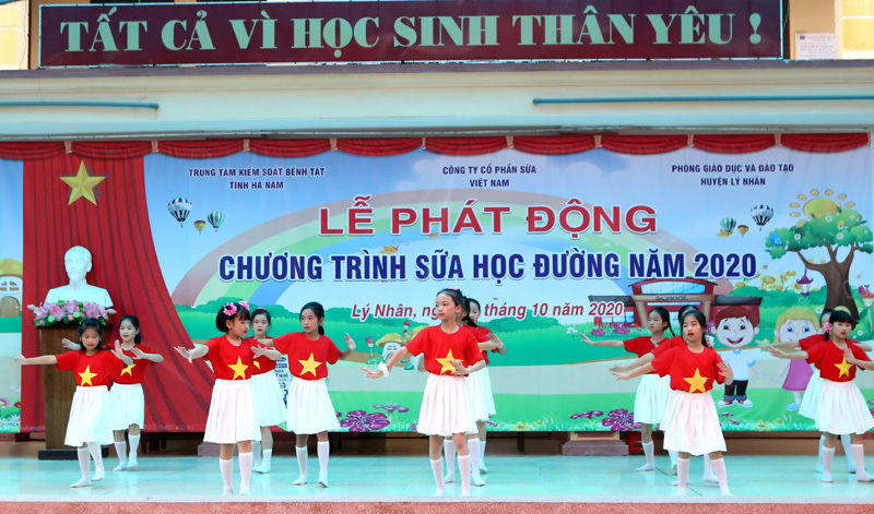 Hơn 16,5 ngàn trẻ em Hà Nam được uống sữa học đường - Ảnh 1