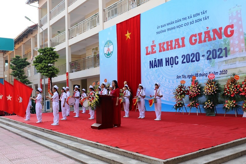 Chủ tịch HĐND TP Hà Nội chung vui với thầy, trò Trường THCS Sơn Tây trong ngày khai giảng - Ảnh 2