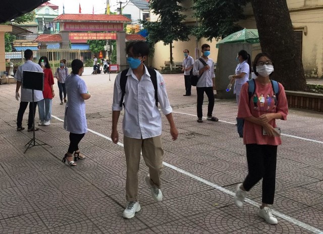 Toàn cảnh ngày đầu thi tốt nghiệp THPT 2020 tại thị xã Sơn Tây - Ảnh 3