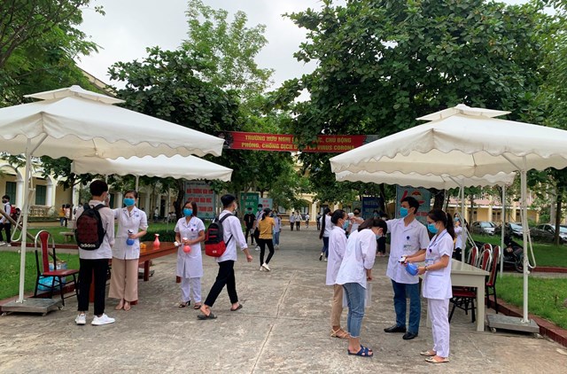 Toàn cảnh ngày đầu thi tốt nghiệp THPT 2020 tại thị xã Sơn Tây - Ảnh 1