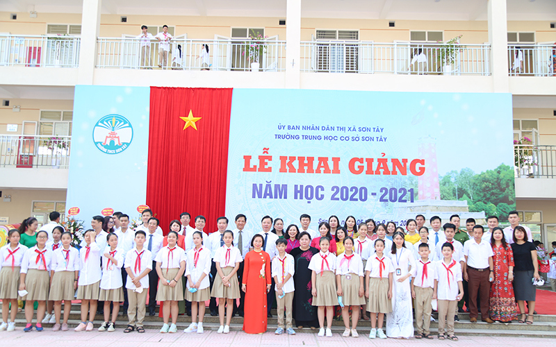 Chủ tịch HĐND TP Hà Nội chung vui với thầy, trò Trường THCS Sơn Tây trong ngày khai giảng - Ảnh 3