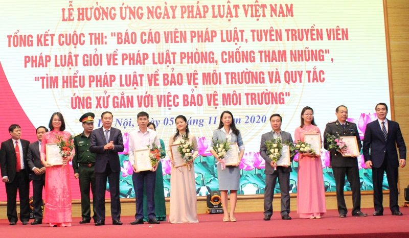 Phó Bí thư Thành ủy Nguyễn Văn Phong: Ngày Pháp luật Việt Nam phải đi vào cuộc sống, thực sự thiết thực, ý nghĩa - Ảnh 2