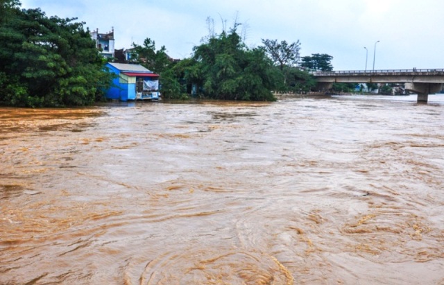 Lũ trên sông Thạch Hãn vượt ngưỡng lịch sử - Ảnh 1