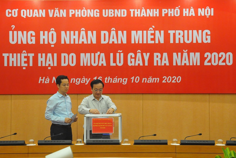 Văn phòng UBND TP Hà Nội ủng hộ đồng bào miền Trung - Ảnh 3