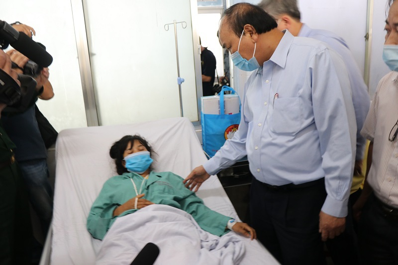 Thủ tướng Chính phủ Nguyễn Xuân Phúc thăm hỏi, động viên người dân vùng bão lũ - Ảnh 2