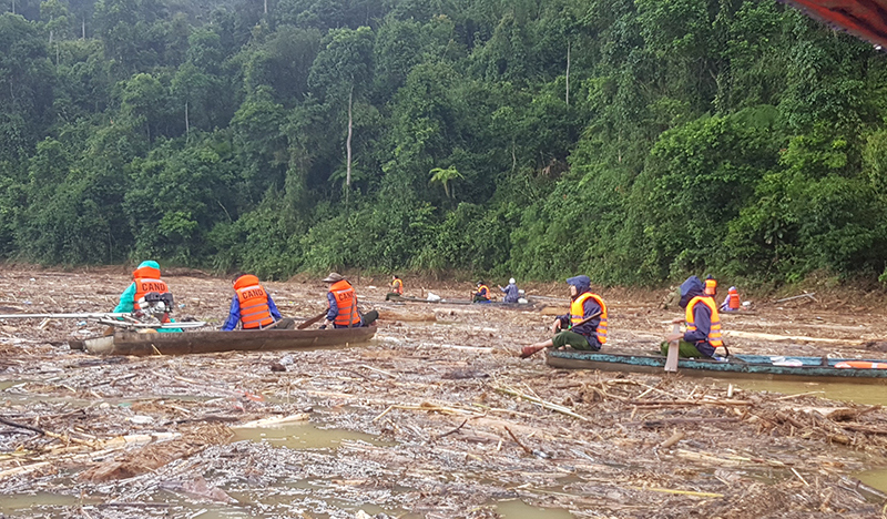 Kinh hoàng cảnh hồ thủy điện Sông Tranh 2 dày đặc gỗ, cây rừng sau mưa lũ - Ảnh 6