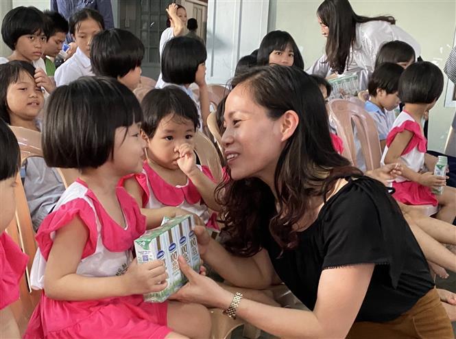 Quỹ sữa 'Vươn cao Việt Nam' đến với trẻ em khó khăn tỉnh Thừa Thiên - Huế - Ảnh 2