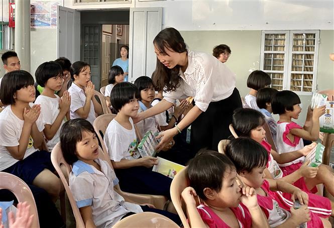 Quỹ sữa 'Vươn cao Việt Nam' đến với trẻ em khó khăn tỉnh Thừa Thiên - Huế - Ảnh 3