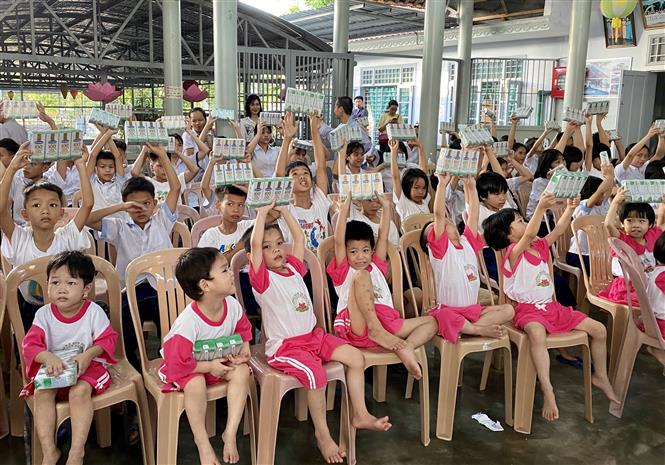 Quỹ sữa 'Vươn cao Việt Nam' đến với trẻ em khó khăn tỉnh Thừa Thiên - Huế - Ảnh 4
