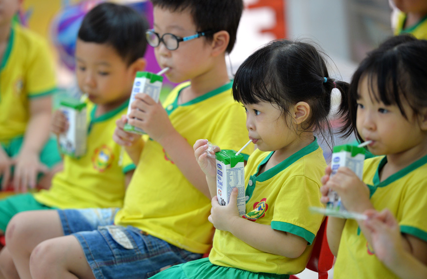 Quan tâm đến dinh dưỡng cho học sinh trong mùa dịch, nhiều tỉnh triển khai sữa học đường - Ảnh 1