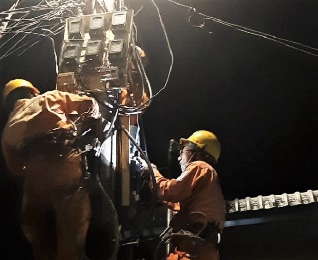 Xuyên đêm khắc phục sự cố trên lưới điện ở Quảng Ngãi - Ảnh 1