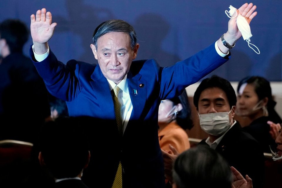 "Cánh tay phải" của ông Abe trở thành tân Thủ tướng Nhật Bản - Ảnh 1