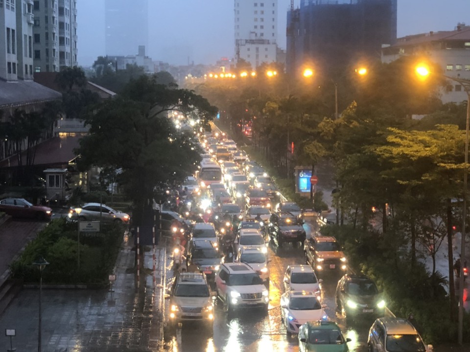 Hà Nội: Mưa lớn khiến nhiều tuyến đường ùn tắc, người dân "chật vật" về nhà - Ảnh 1