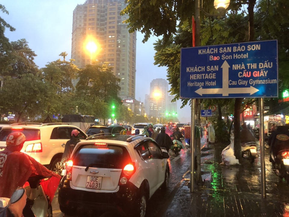 Hà Nội: Mưa lớn khiến nhiều tuyến đường ùn tắc, người dân "chật vật" về nhà - Ảnh 3