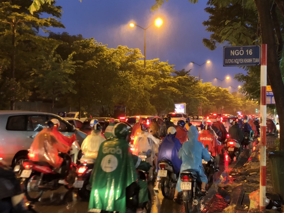 Hà Nội: Mưa lớn khiến nhiều tuyến đường ùn tắc, người dân "chật vật" về nhà - Ảnh 7